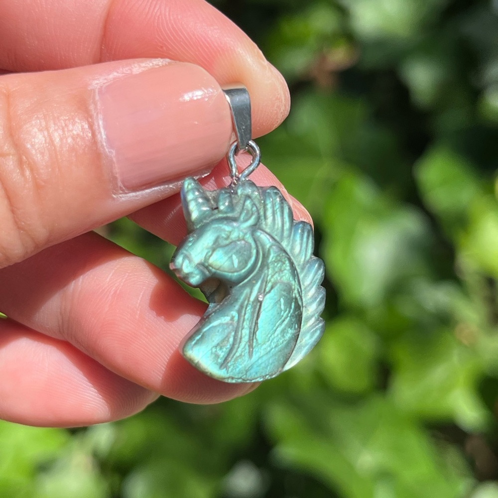 Stainless steel smallโ flashy unicorn labradorite pendant